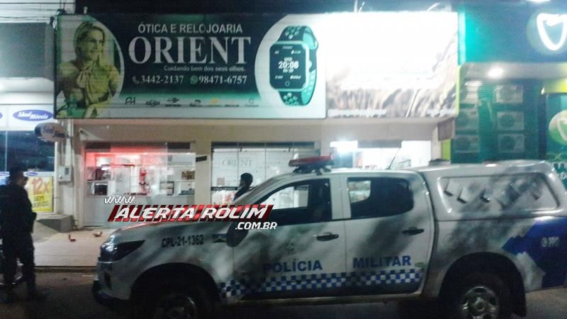 Criminosos quebraram vidraça de relojoaria e furtaram vários relógios durante a madrugada em Rolim de Moura Criminosos quebraram vidraça de relojoaria e furtaram vários relógios durante a madrugada em Rolim de Moura