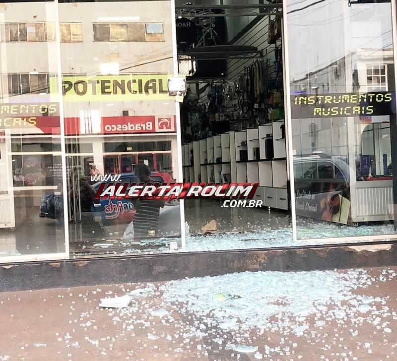 Em menos de uma semana, mais um comércio teve vidraça quebrada a pedrada e objetos foram furtados durante a madrugada em Rolim de Moura – Vídeo Em menos de uma semana, mais um comércio teve vidraça quebrada a pedrada e objetos foram furtados durante a madrugada em Rolim de Moura – Vídeo
