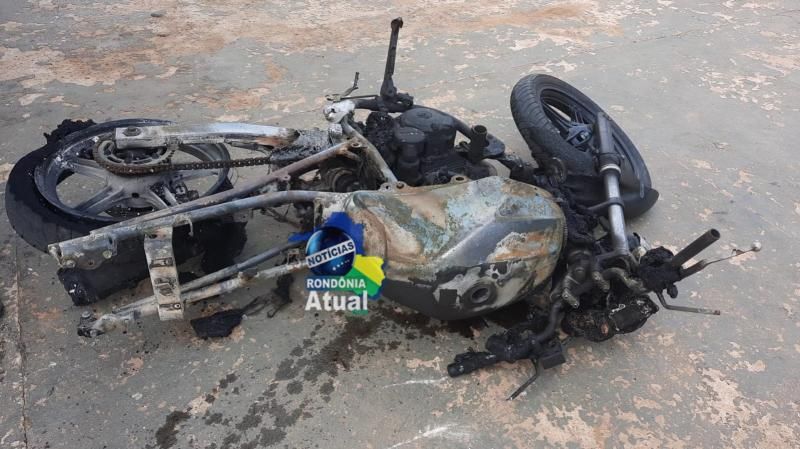 Fogo destruiu carros e moto em locadora de veículos de Ji-Paraná Fogo destruiu carros e moto em locadora de veículos de Ji-Paraná