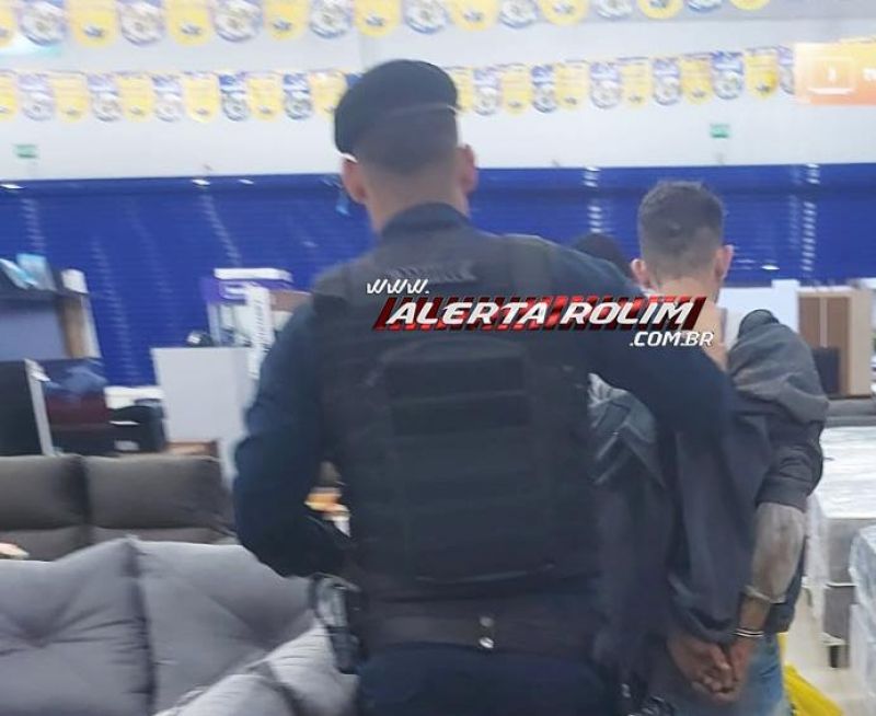 Ladrão foi preso em flagrante pela PM, enquanto furtava comércio no Centro de Rolim de Moura; mais de 2 mil reais em dinheiro e vários celulares foram recuperados Ladrão foi preso em flagrante pela PM, enquanto furtava comércio no Centro de Rolim de Moura; mais de 2 mil reais em dinheiro e vários celulares foram recuperados