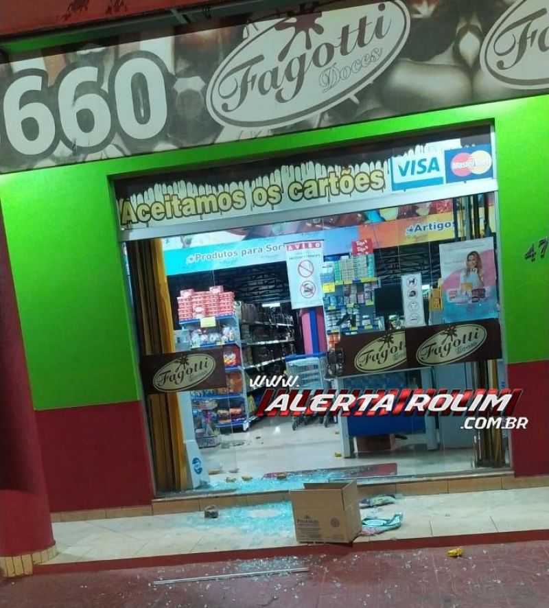 Mais um comércio teve vidraça quebrada a pedrada e objetos foram furtados em Rolim de Moura Mais um comércio teve vidraça quebrada a pedrada e objetos foram furtados em Rolim de Moura
