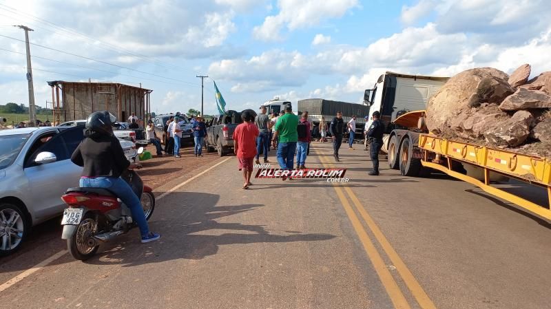 Manifestantes bloquearam RO 479 em Rolim de Moura Manifestantes bloquearam RO 479 em Rolim de Moura