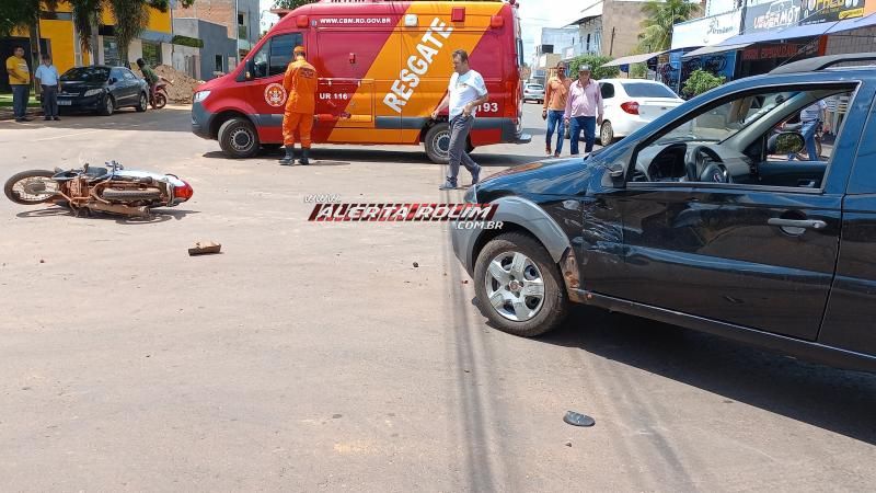 Mulher fraturou braço após acidente de trânsito envolvendo carro e moto no bairro Planalto em Rolim de Moura Mulher fraturou braço após acidente de trânsito envolvendo carro e moto no bairro Planalto em Rolim de Moura