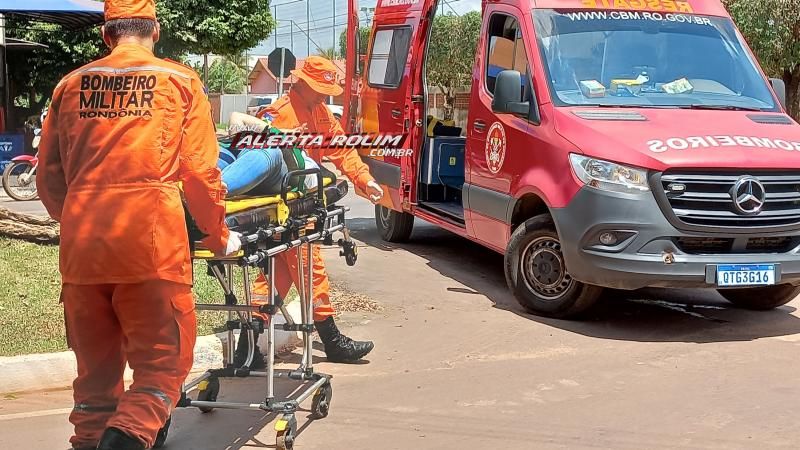 Mulher fraturou braço após acidente de trânsito envolvendo carro e moto no bairro Planalto em Rolim de Moura Mulher fraturou braço após acidente de trânsito envolvendo carro e moto no bairro Planalto em Rolim de Moura