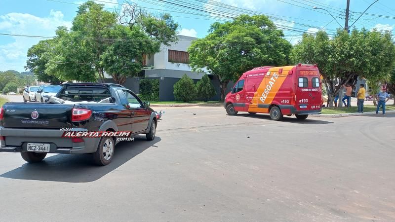 Mulher fraturou braço após acidente de trânsito envolvendo carro e moto no bairro Planalto em Rolim de Moura Mulher fraturou braço após acidente de trânsito envolvendo carro e moto no bairro Planalto em Rolim de Moura
