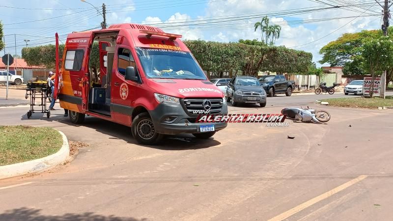 Mulher fraturou braço após acidente de trânsito envolvendo carro e moto no bairro Planalto em Rolim de Moura Mulher fraturou braço após acidente de trânsito envolvendo carro e moto no bairro Planalto em Rolim de Moura