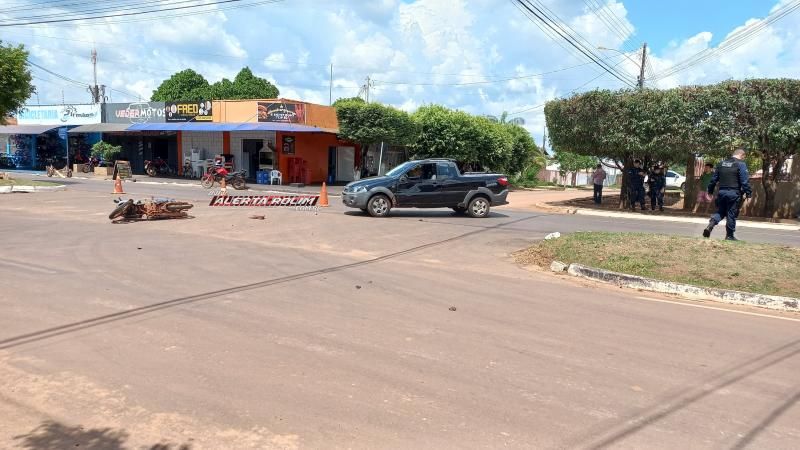 Mulher fraturou braço após acidente de trânsito envolvendo carro e moto no bairro Planalto em Rolim de Moura Mulher fraturou braço após acidente de trânsito envolvendo carro e moto no bairro Planalto em Rolim de Moura