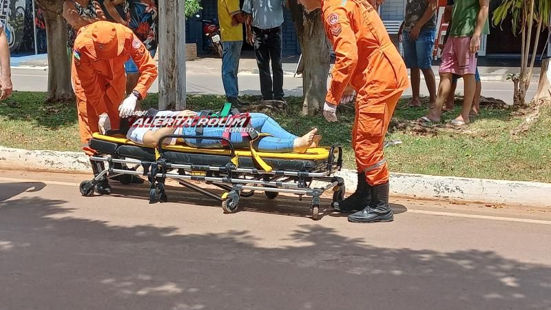 Mulher fraturou braço após acidente de trânsito envolvendo carro e moto no bairro Planalto em Rolim de Moura Mulher fraturou braço após acidente de trânsito envolvendo carro e moto no bairro Planalto em Rolim de Moura