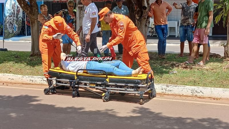 Mulher fraturou braço após acidente de trânsito envolvendo carro e moto no bairro Planalto em Rolim de Moura Mulher fraturou braço após acidente de trânsito envolvendo carro e moto no bairro Planalto em Rolim de Moura