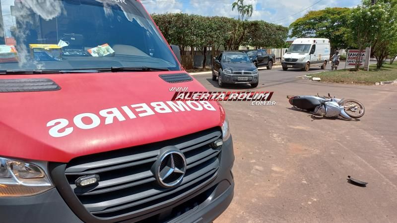 Mulher fraturou braço após acidente de trânsito envolvendo carro e moto no bairro Planalto em Rolim de Moura Mulher fraturou braço após acidente de trânsito envolvendo carro e moto no bairro Planalto em Rolim de Moura