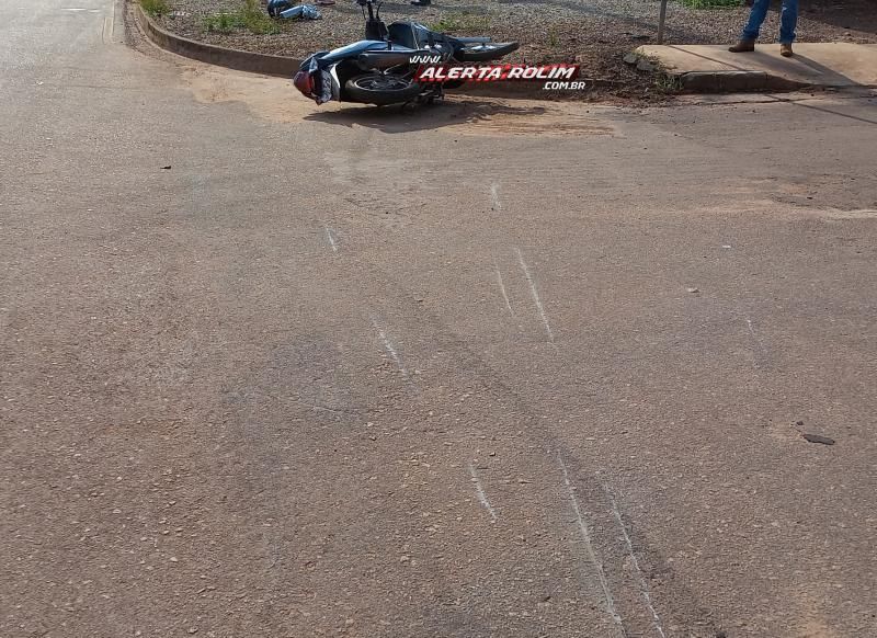Mulher foi socorrida com suspeita de fratura no braço após colisão entre carro e moto nesta manhã em Rolim de Moura Mulher foi socorrida com suspeita de fratura no braço após colisão entre carro e moto nesta manhã em Rolim de Moura
