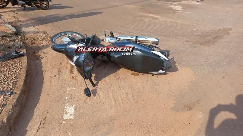 Mulher foi socorrida com suspeita de fratura no braço após colisão entre carro e moto nesta manhã em Rolim de Moura Mulher foi socorrida com suspeita de fratura no braço após colisão entre carro e moto nesta manhã em Rolim de Moura
