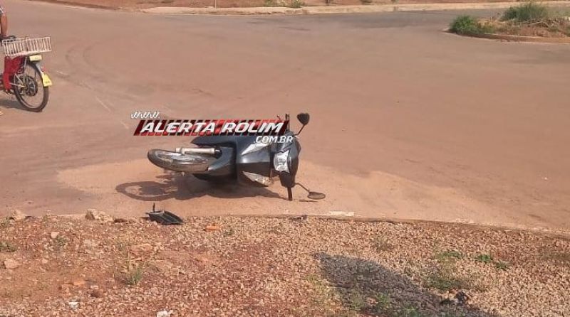 Mulher foi socorrida com suspeita de fratura no braço após colisão entre carro e moto nesta manhã em Rolim de Moura Mulher foi socorrida com suspeita de fratura no braço após colisão entre carro e moto nesta manhã em Rolim de Moura