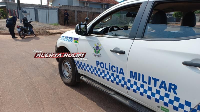 Mulher foi socorrida com suspeita de fratura no braço após colisão entre carro e moto nesta manhã em Rolim de Moura Mulher foi socorrida com suspeita de fratura no braço após colisão entre carro e moto nesta manhã em Rolim de Moura