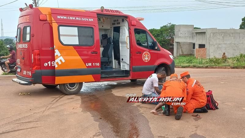 Mulher foi socorrida com suspeita de fratura na perna em acidente de trânsito nesta manhã de sexta-feira em Rolim de Moura Mulher foi socorrida com suspeita de fratura na perna em acidente de trânsito nesta manhã de sexta-feira em Rolim de Moura