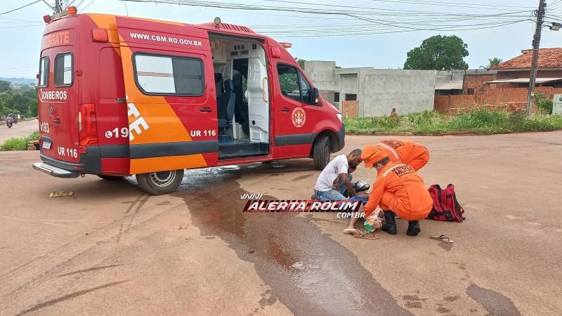 Mulher foi socorrida com suspeita de fratura na perna em acidente de trânsito nesta manhã de sexta-feira em Rolim de Moura Mulher foi socorrida com suspeita de fratura na perna em acidente de trânsito nesta manhã de sexta-feira em Rolim de Moura