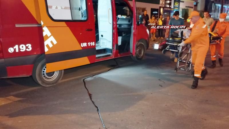 No segundo acidente de trânsito do dia, mulher foi socorrida com suspeita de fratura na perna em Rolim de Moura; O motorista do carro era inabilitado No segundo acidente de trânsito do dia, mulher foi socorrida com suspeita de fratura na perna em Rolim de Moura; O motorista do carro era inabilitado