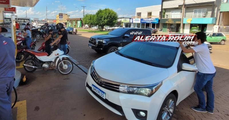 Postos de combustíveis de Rolim de Moura começaram a registrar filas nesta segunda-feira Postos de combustíveis de Rolim de Moura começaram a registrar filas nesta segunda-feira