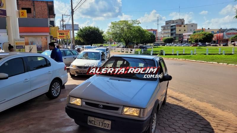 Postos de combustíveis de Rolim de Moura começaram a registrar filas nesta segunda-feira Postos de combustíveis de Rolim de Moura começaram a registrar filas nesta segunda-feira