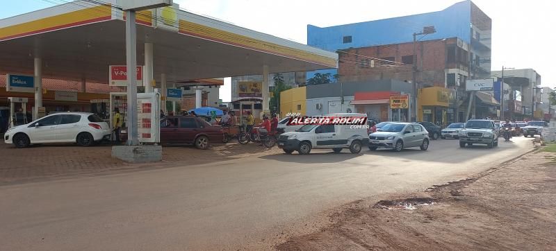 Postos de combustíveis de Rolim de Moura começaram a registrar filas nesta segunda-feira Postos de combustíveis de Rolim de Moura começaram a registrar filas nesta segunda-feira
