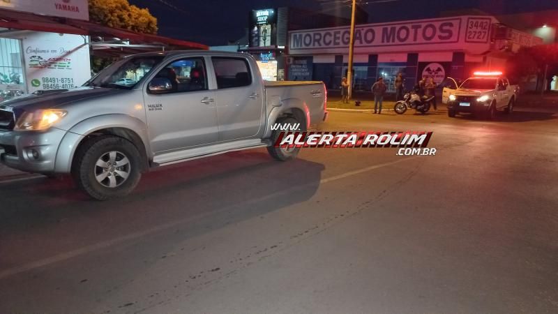 Terceiro acidente do dia envolveu moto e caminhonete e ocorreu no Centro de Rolim de Moura Terceiro acidente do dia envolveu moto e caminhonete e ocorreu no Centro de Rolim de Moura