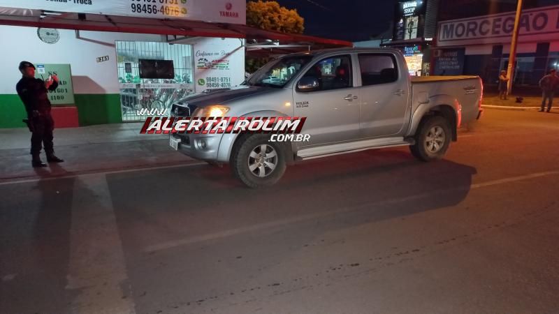 Terceiro acidente do dia envolveu moto e caminhonete e ocorreu no Centro de Rolim de Moura Terceiro acidente do dia envolveu moto e caminhonete e ocorreu no Centro de Rolim de Moura