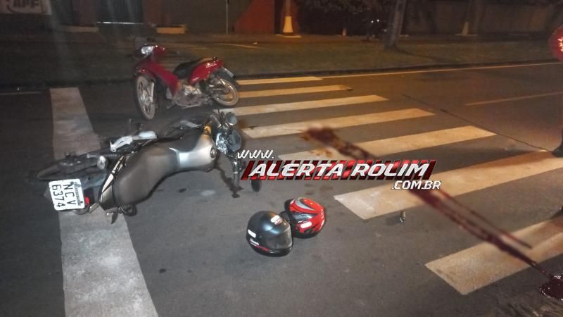 Vídeo mostra exato momento da colisão entre motos que resultou na morte de mulher nessa madrugada em Rolim de Moura Vídeo mostra exato momento da colisão entre motos que resultou na morte de mulher nessa madrugada em Rolim de Moura