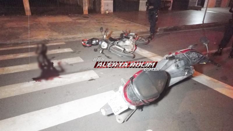 Vídeo mostra exato momento da colisão entre motos que resultou na morte de mulher nessa madrugada em Rolim de Moura Vídeo mostra exato momento da colisão entre motos que resultou na morte de mulher nessa madrugada em Rolim de Moura
