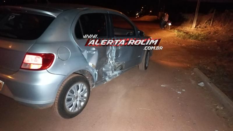 Violenta colisão entre carro e moto foi registrada na Rua Parnaíba na noite de sexta-feira em Rolim de Moura Violenta colisão entre carro e moto foi registrada na Rua Parnaíba na noite de sexta-feira em Rolim de Moura
