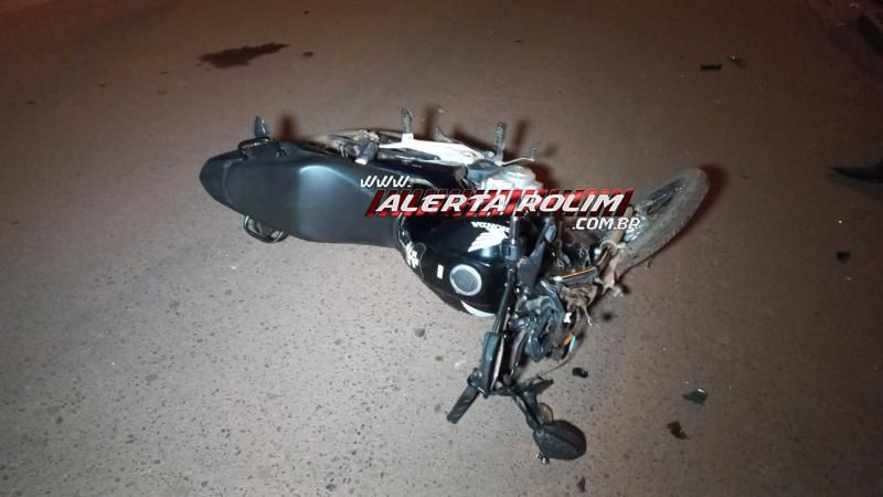 Violenta colisão entre carro e moto foi registrada na Rua Parnaíba na noite de sexta-feira em Rolim de Moura Violenta colisão entre carro e moto foi registrada na Rua Parnaíba na noite de sexta-feira em Rolim de Moura