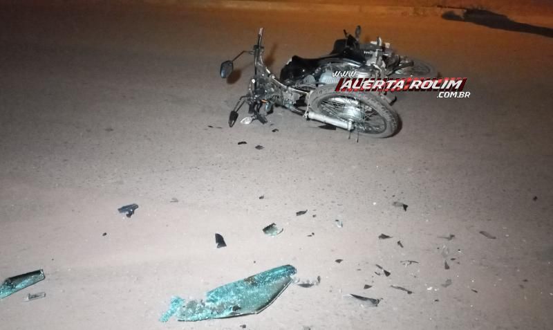 Violenta colisão entre carro e moto foi registrada na Rua Parnaíba na noite de sexta-feira em Rolim de Moura Violenta colisão entre carro e moto foi registrada na Rua Parnaíba na noite de sexta-feira em Rolim de Moura