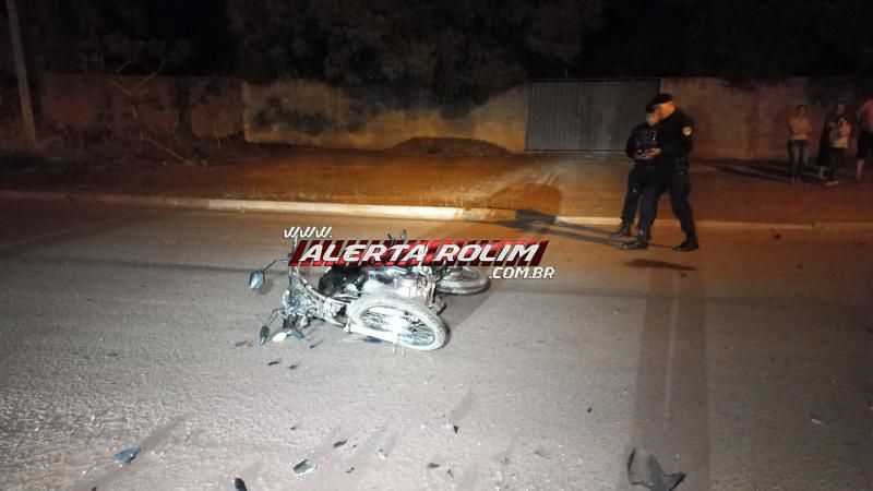 Violenta colisão entre carro e moto foi registrada na Rua Parnaíba na noite de sexta-feira em Rolim de Moura Violenta colisão entre carro e moto foi registrada na Rua Parnaíba na noite de sexta-feira em Rolim de Moura