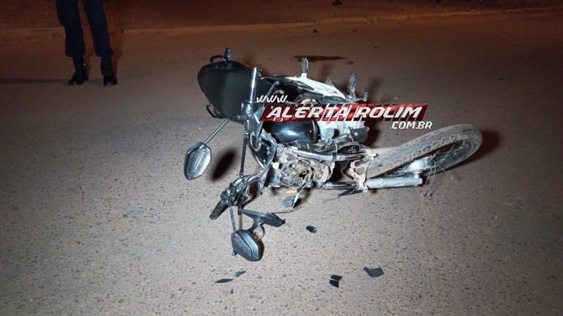 Violenta colisão entre carro e moto foi registrada na Rua Parnaíba na noite de sexta-feira em Rolim de Moura Violenta colisão entre carro e moto foi registrada na Rua Parnaíba na noite de sexta-feira em Rolim de Moura