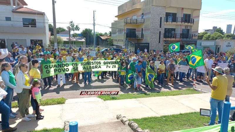 Manifestantes se concentraram em frente ao quartel da Polícia Militar nesta manhã em Rolim de Moura; Veja o vídeo Manifestantes se concentraram em frente ao quartel da Polícia Militar nesta manhã em Rolim de Moura; Veja o vídeo