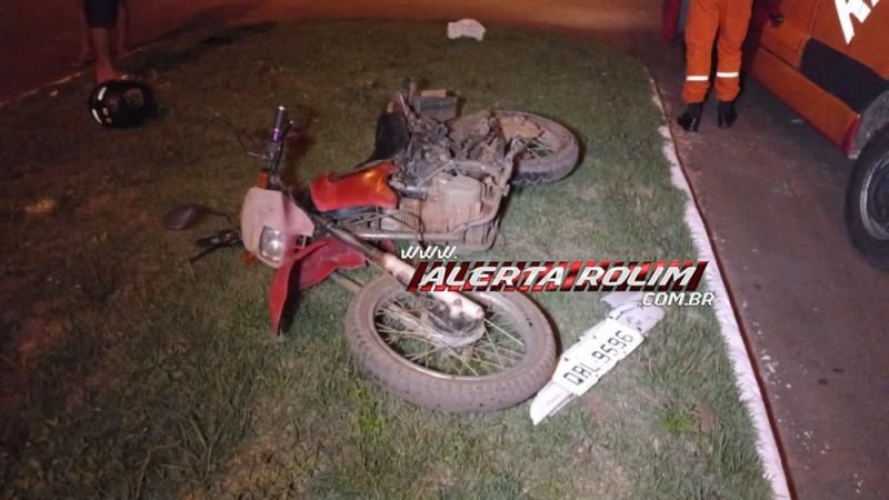 Após deixar motociclista ferido, motorista de carro se evadiu, mas placa do veículo ficou no local do acidente na noite de terça-feira em Rolim de Moura Após deixar motociclista ferido, motorista de carro se evadiu, mas placa do veículo ficou no local do acidente na noite de terça-feira em Rolim de Moura