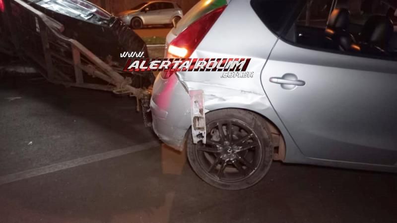 Acidente envolvendo dois carros e um barco foi registrado no Centro de Rolim de Moura; Motorista com sinais de embriaguez tentou fugir do local Acidente envolvendo dois carros e um barco foi registrado no Centro de Rolim de Moura; Motorista com sinais de embriaguez tentou fugir do local