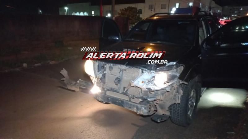 Acidente envolvendo dois carros e um barco foi registrado no Centro de Rolim de Moura; Motorista com sinais de embriaguez tentou fugir do local Acidente envolvendo dois carros e um barco foi registrado no Centro de Rolim de Moura; Motorista com sinais de embriaguez tentou fugir do local