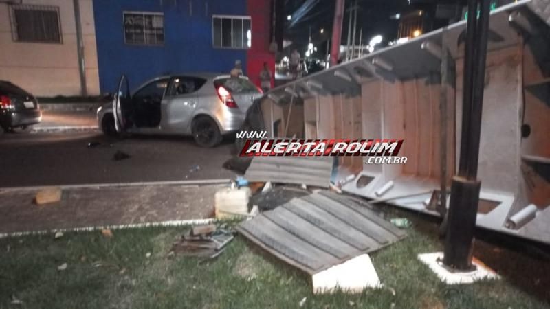 Acidente envolvendo dois carros e um barco foi registrado no Centro de Rolim de Moura; Motorista com sinais de embriaguez tentou fugir do local Acidente envolvendo dois carros e um barco foi registrado no Centro de Rolim de Moura; Motorista com sinais de embriaguez tentou fugir do local