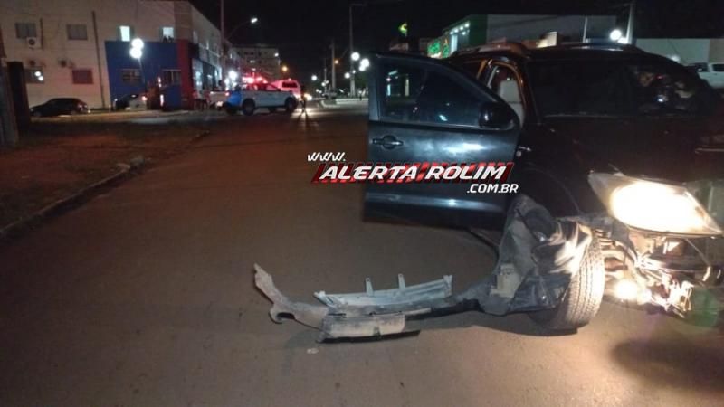 Acidente envolvendo dois carros e um barco foi registrado no Centro de Rolim de Moura; Motorista com sinais de embriaguez tentou fugir do local Acidente envolvendo dois carros e um barco foi registrado no Centro de Rolim de Moura; Motorista com sinais de embriaguez tentou fugir do local