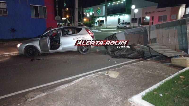 Acidente envolvendo dois carros e um barco foi registrado no Centro de Rolim de Moura; Motorista com sinais de embriaguez tentou fugir do local Acidente envolvendo dois carros e um barco foi registrado no Centro de Rolim de Moura; Motorista com sinais de embriaguez tentou fugir do local