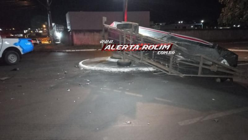 Acidente envolvendo dois carros e um barco foi registrado no Centro de Rolim de Moura; Motorista com sinais de embriaguez tentou fugir do local Acidente envolvendo dois carros e um barco foi registrado no Centro de Rolim de Moura; Motorista com sinais de embriaguez tentou fugir do local