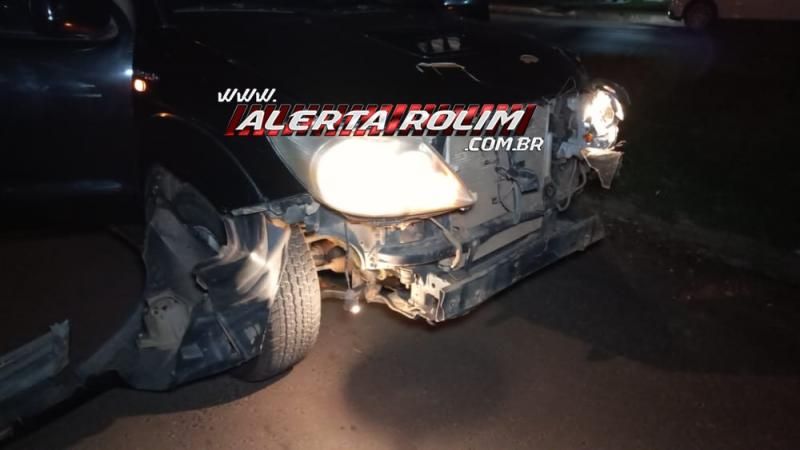 Acidente envolvendo dois carros e um barco foi registrado no Centro de Rolim de Moura; Motorista com sinais de embriaguez tentou fugir do local Acidente envolvendo dois carros e um barco foi registrado no Centro de Rolim de Moura; Motorista com sinais de embriaguez tentou fugir do local