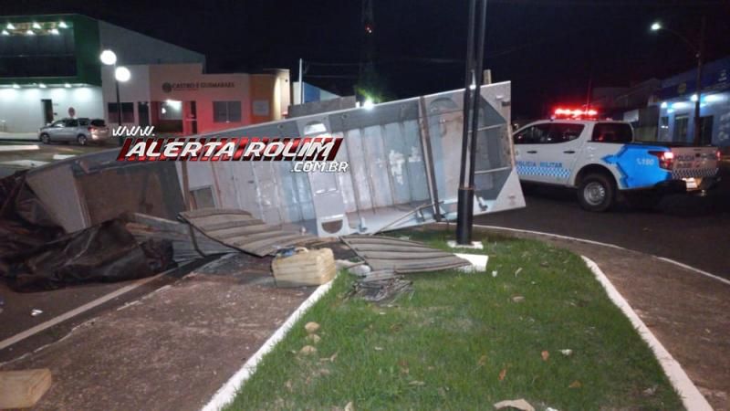Acidente envolvendo dois carros e um barco foi registrado no Centro de Rolim de Moura; Motorista com sinais de embriaguez tentou fugir do local Acidente envolvendo dois carros e um barco foi registrado no Centro de Rolim de Moura; Motorista com sinais de embriaguez tentou fugir do local