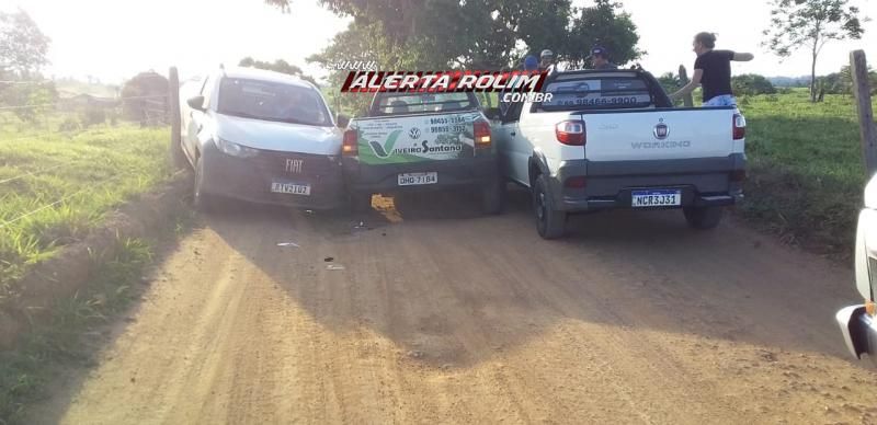 Acidente envolvendo três carros foi registrado nesta tarde na zona rural de Rolim de Moura Acidente envolvendo três carros foi registrado nesta tarde na zona rural de Rolim de Moura