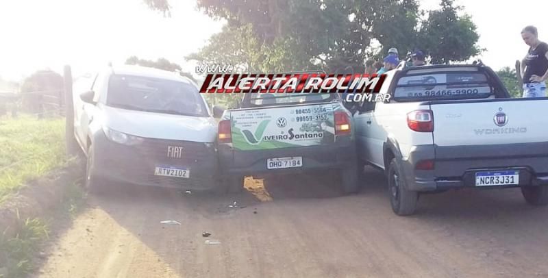 Acidente envolvendo três carros foi registrado nesta tarde na zona rural de Rolim de Moura Acidente envolvendo três carros foi registrado nesta tarde na zona rural de Rolim de Moura