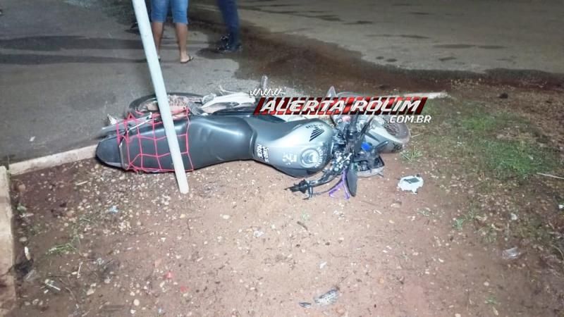 Após avançar via preferencial, bater em moto, motorista se evadiu, mas placa do carro ficou no local do acidente em Rolim de Moura Após avançar via preferencial, bater em moto, motorista se evadiu, mas placa do carro ficou no local do acidente em Rolim de Moura