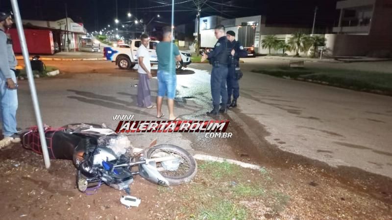 Após avançar via preferencial, bater em moto, motorista se evadiu, mas placa do carro ficou no local do acidente em Rolim de Moura Após avançar via preferencial, bater em moto, motorista se evadiu, mas placa do carro ficou no local do acidente em Rolim de Moura