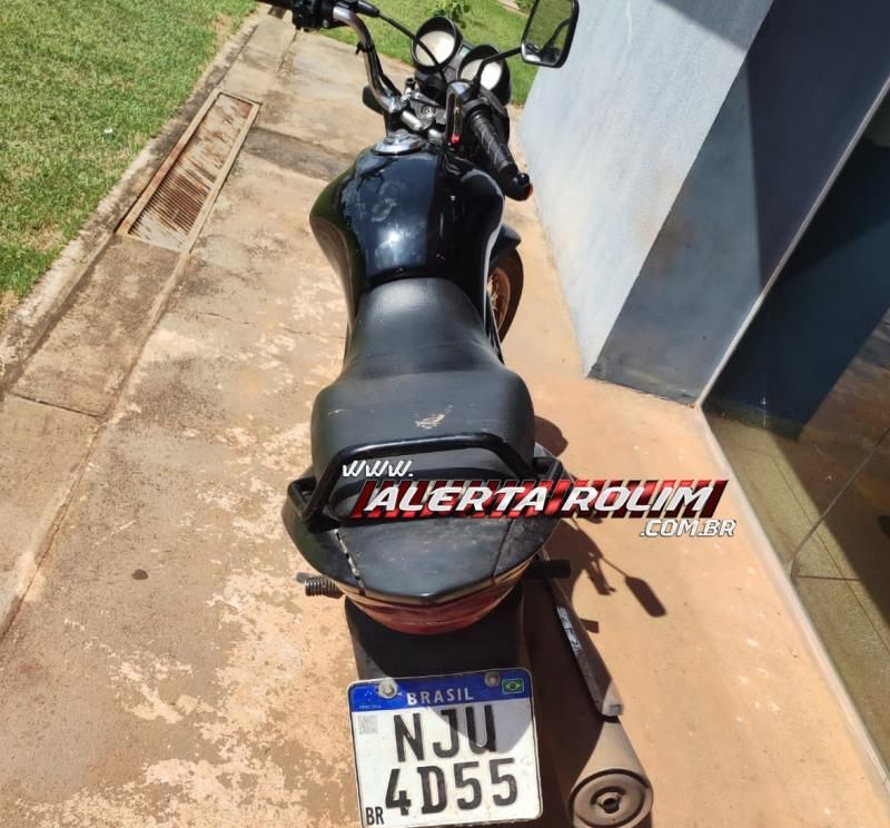 Após cometer três roubos em sequência, indivíduo tentou fugir, mas acabou preso pela Polícia Militar durante esta tarde em Rolim de Moura Após cometer três roubos em sequência, indivíduo tentou fugir, mas acabou preso pela Polícia Militar durante esta tarde em Rolim de Moura