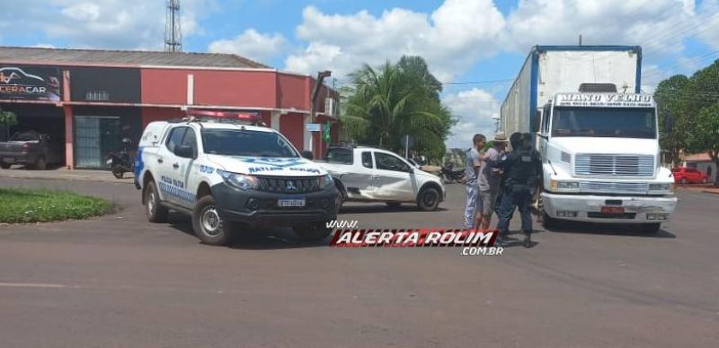 Caminhão atingiu lateral de carro nesta manhã em Rolim de Moura Caminhão atingiu lateral de carro nesta manhã em Rolim de Moura