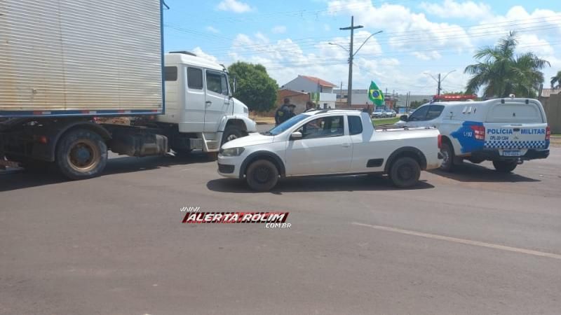 Caminhão atingiu lateral de carro nesta manhã em Rolim de Moura Caminhão atingiu lateral de carro nesta manhã em Rolim de Moura